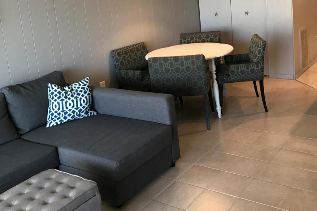 大洋城的住宿－Grandview，客厅配有沙发和桌椅