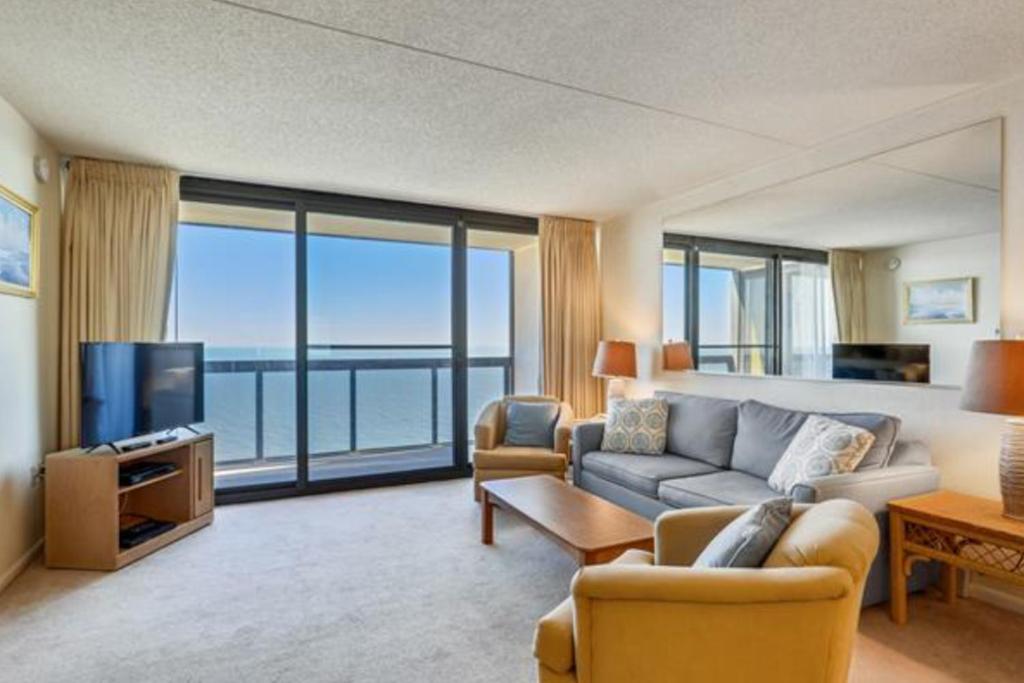 オーシャンシティにあるGolden Sandsのソファとテレビのあるリビングルーム