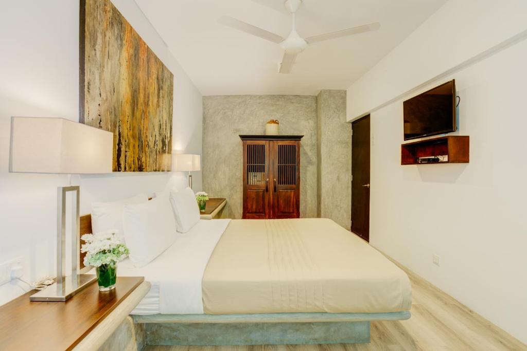 Postel nebo postele na pokoji v ubytování Nyne Hotels Lake Lodge, Colombo