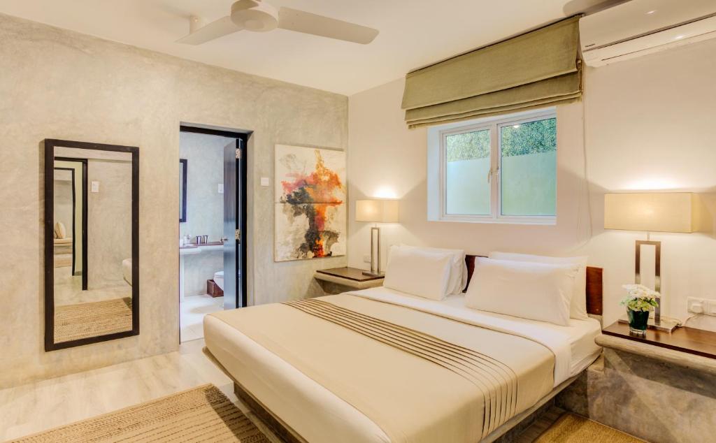 Postel nebo postele na pokoji v ubytování Nyne Hotels Lake Lodge, Colombo