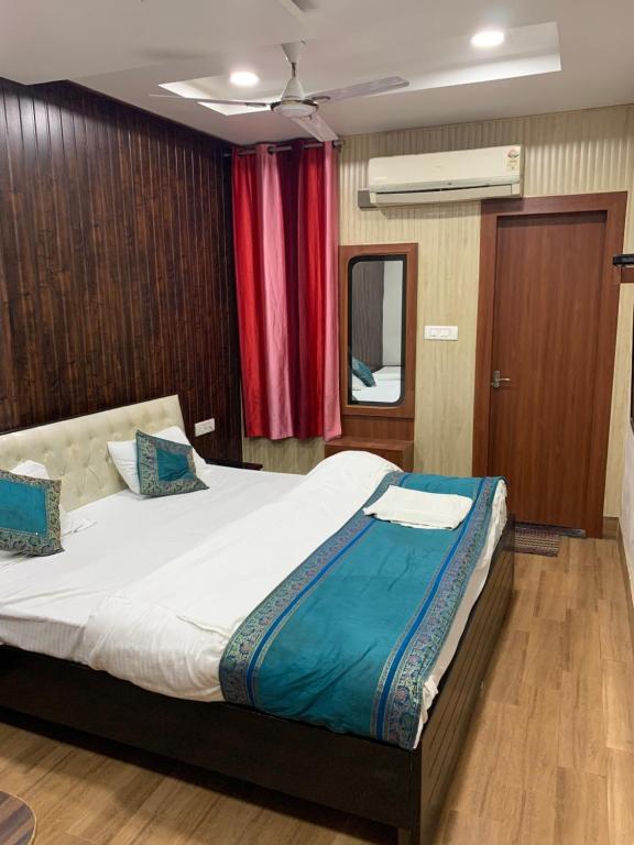 Postel nebo postele na pokoji v ubytování Hotel Ashoka Ganages