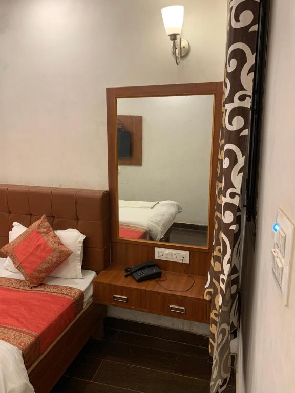 Postel nebo postele na pokoji v ubytování Hotel Ashoka Ganages