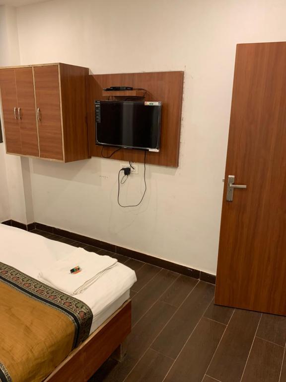 TV a/nebo společenská místnost v ubytování Hotel Ashoka Ganages