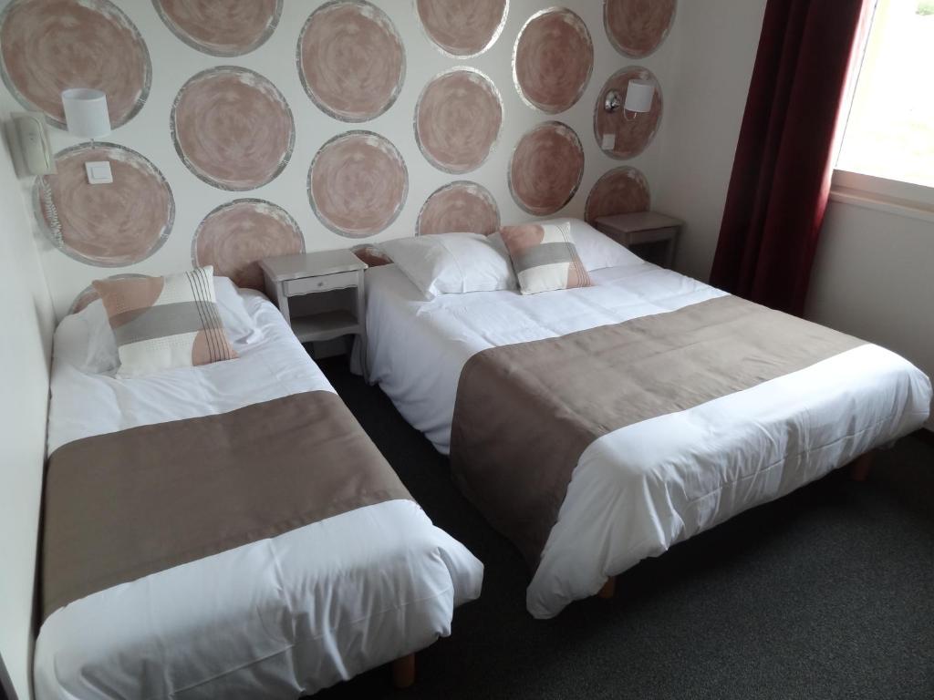 Postel nebo postele na pokoji v ubytování Hôtel des Vignes