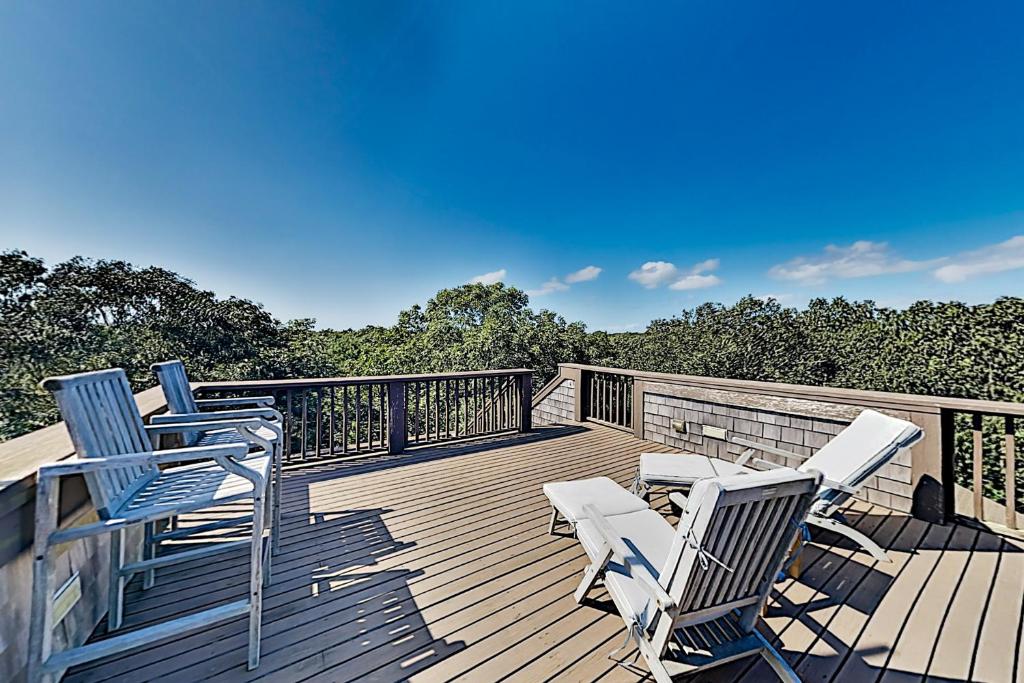 een groep stoelen op een terras bij Oyster Pond Paradise in West Tisbury