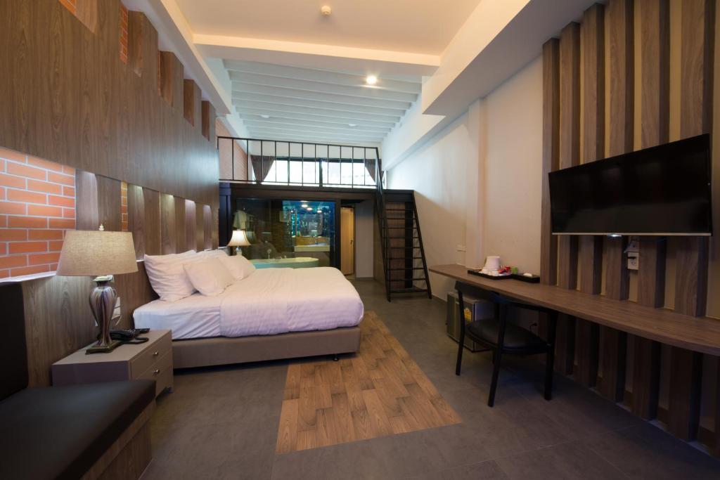 V20 Boutique Jacuzzi Hotel - Aquarium Suite