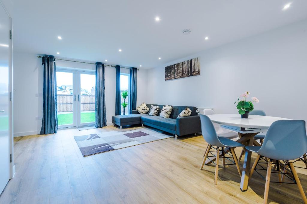sala de estar con sofá azul y mesa en PIPI HOMES en Mánchester