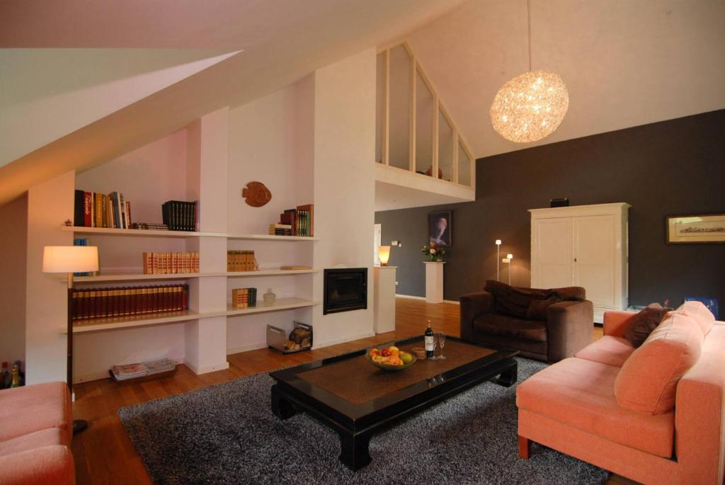 een woonkamer met een bank en een salontafel bij Vakantiewoning Osebos in Gulpen