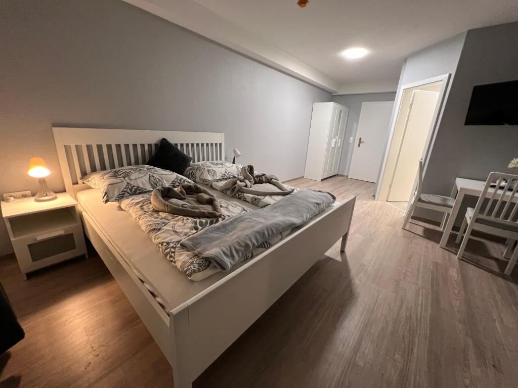 Postel nebo postele na pokoji v ubytování Hotel am Rathaus Adii