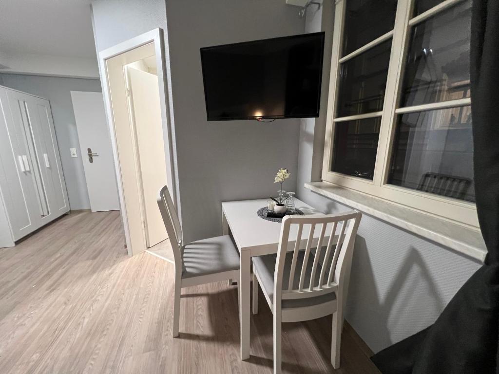 TV a/nebo společenská místnost v ubytování Hotel am Rathaus Adii