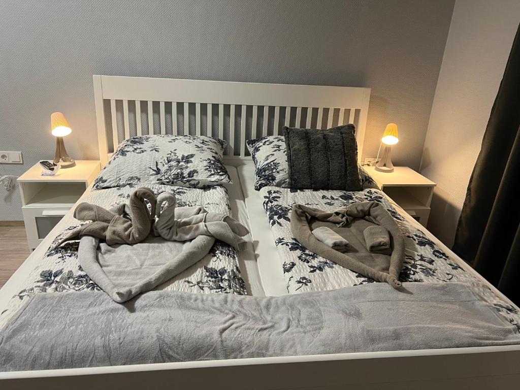 Postel nebo postele na pokoji v ubytování Hotel am Rathaus Adii