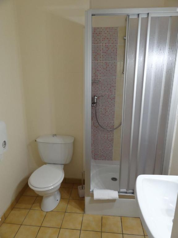 Koupelna v ubytování Hôtel des Vignes