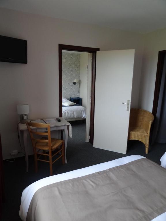 Postel nebo postele na pokoji v ubytování Hôtel des Vignes