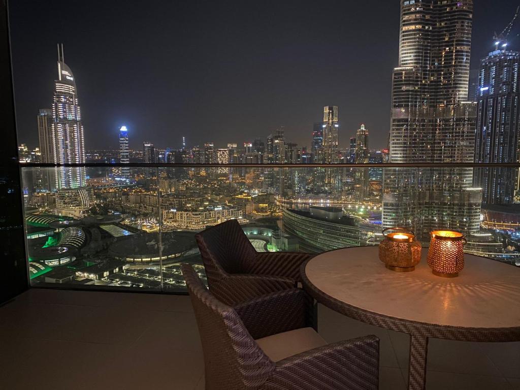 Hotel Private home, for personal use, a table and chairs with a view of a city at night at Private home, for personal use in Dubai