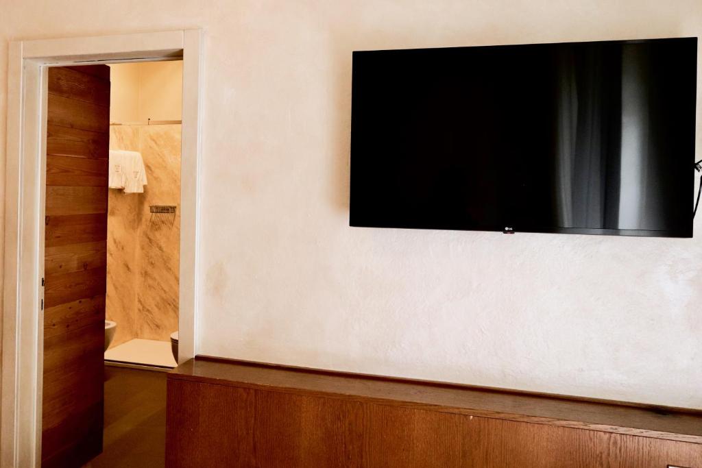 TV a/nebo společenská místnost v ubytování Hotel Pinzolo-Dolomiti