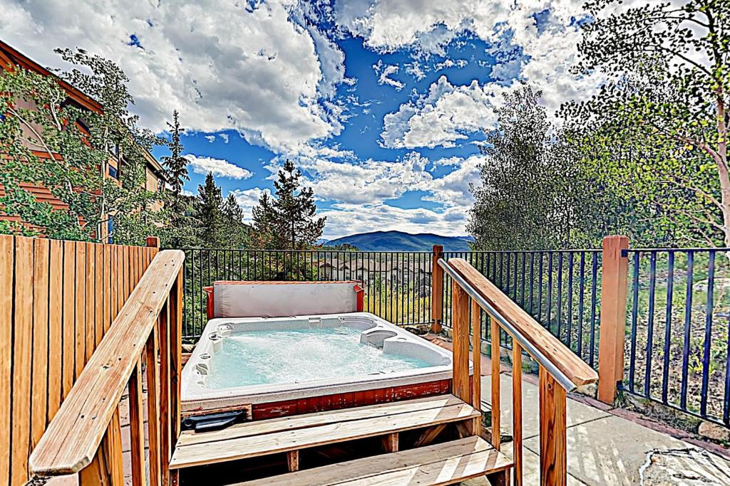 un bain à remous sur une terrasse avec une clôture dans l'établissement Hop Inn At Antlers Gulch, à Keystone