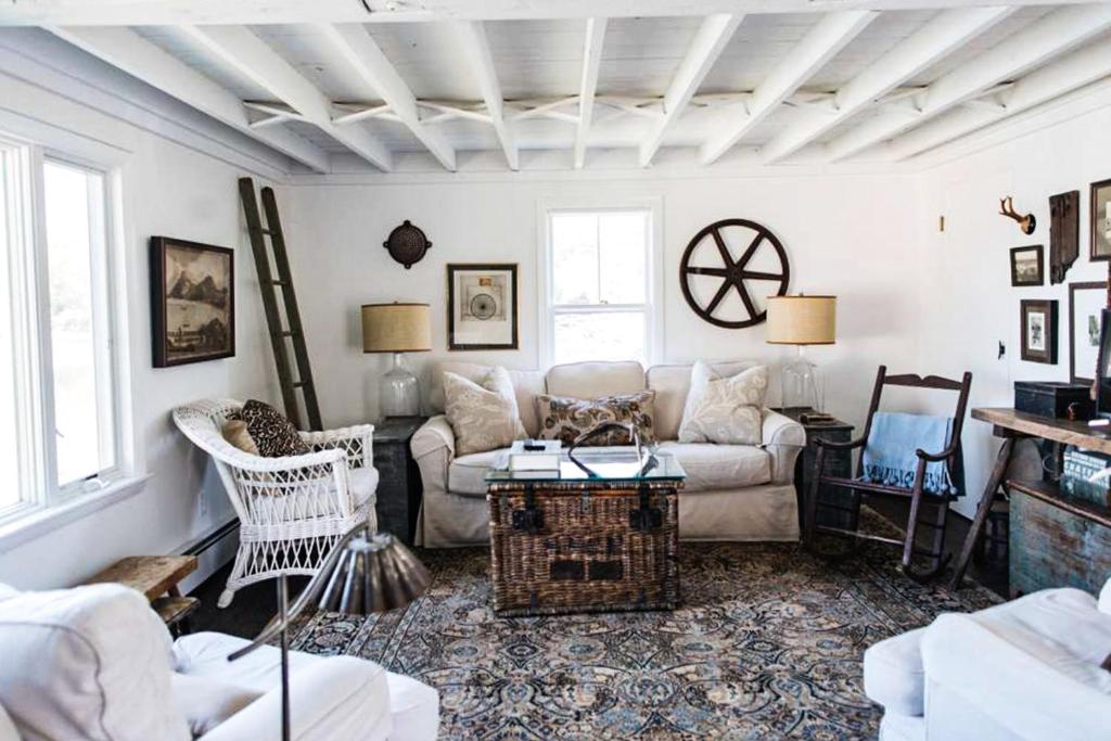 un salon avec un canapé et une table dans l'établissement Mill Cove Cottage, à Boothbay Harbor