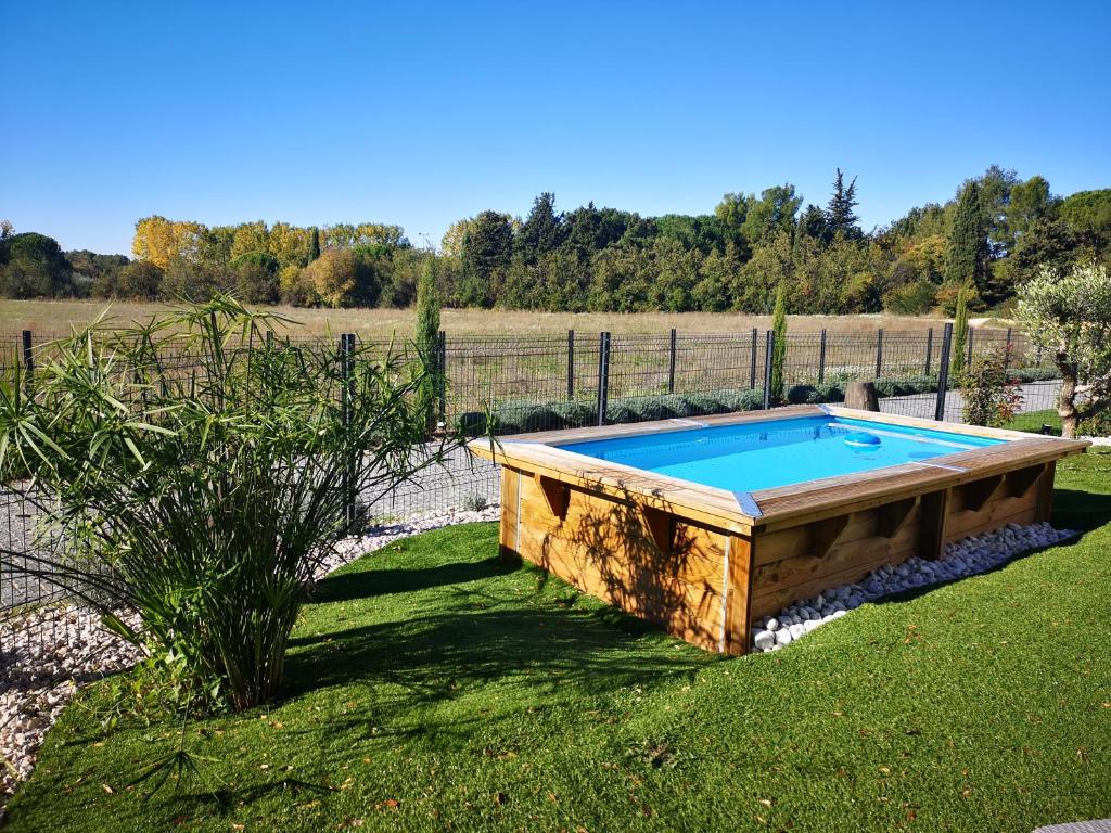 une piscine dans un champ avec une clôture dans l'établissement maison Moliere, à Aix-en-Provence