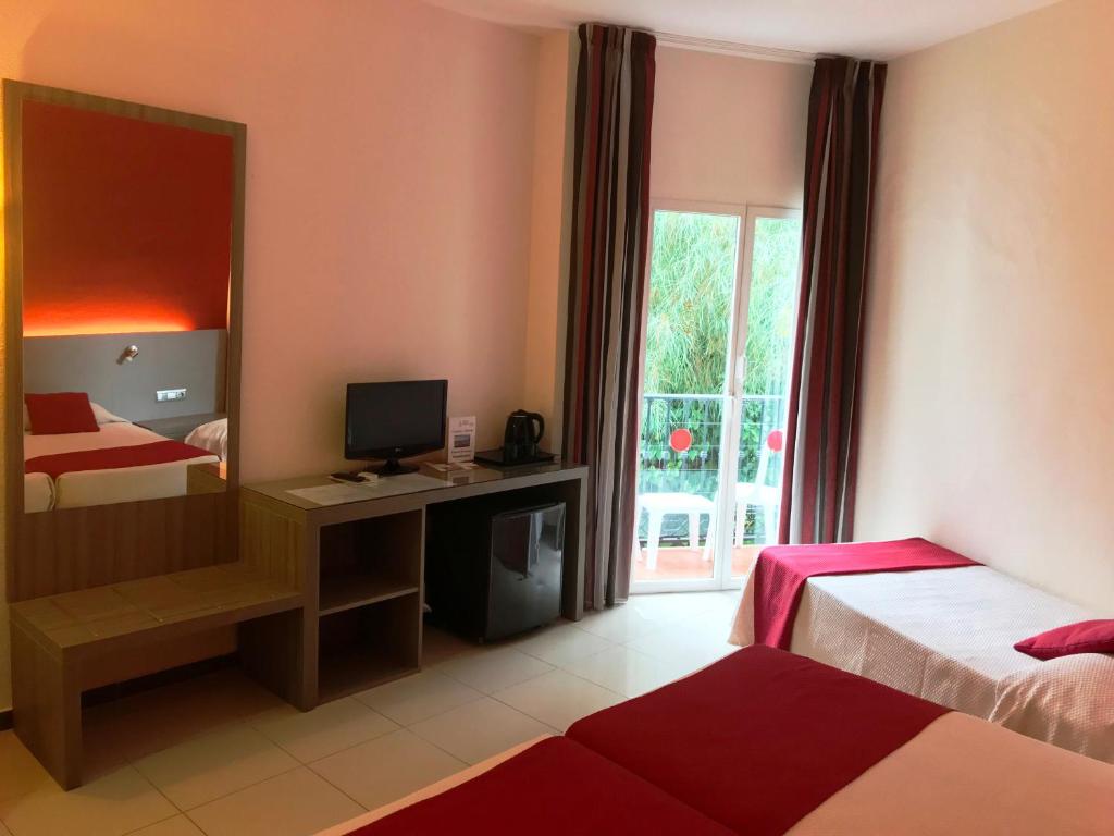 Postel nebo postele na pokoji v ubytování Hotel Nerja Club by Dorobe