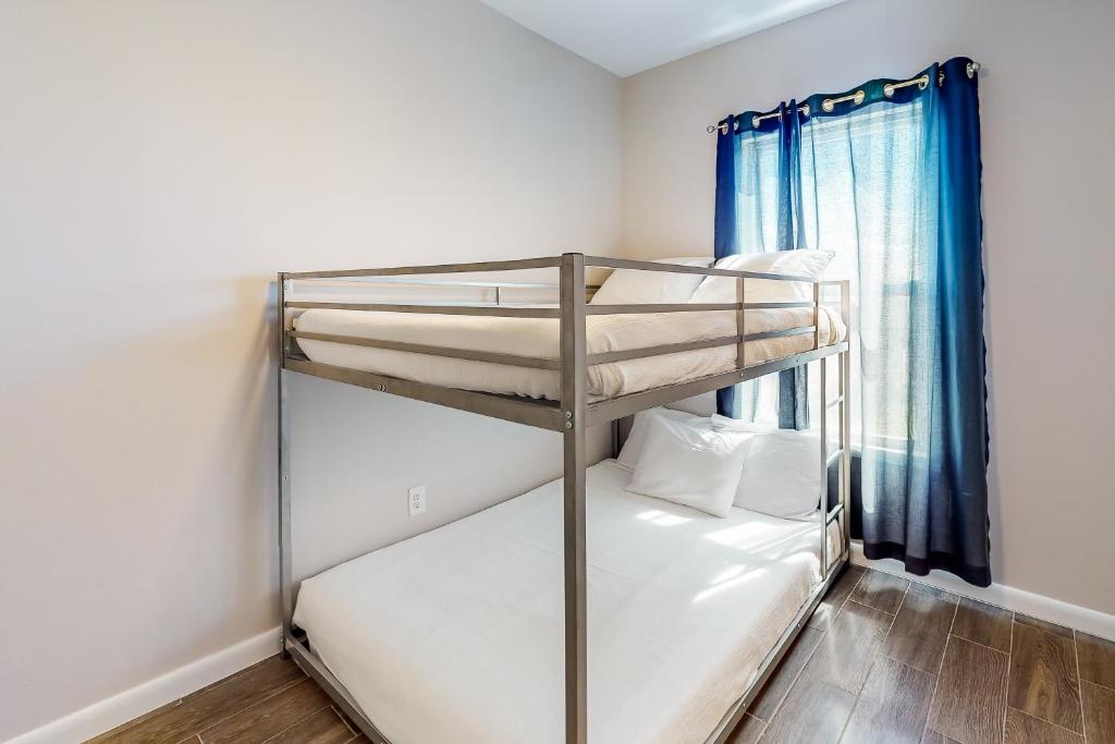 Postel nebo postele na pokoji v ubytování Las Joyas Bayview Home #202