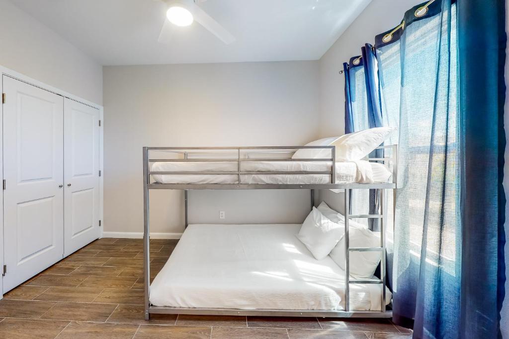 Postel nebo postele na pokoji v ubytování Las Joyas Bayview Home #202