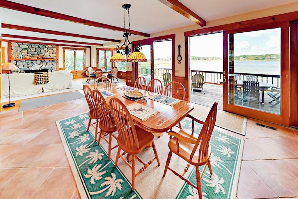 ein Esszimmer mit Tisch und Stühlen in der Unterkunft Cape Springs Cottage in Chatham