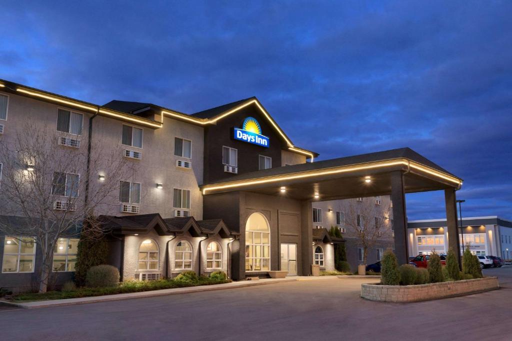 a hotel with a sign on the front of it at Days Inn by Wyndham Steinbach in Steinbach