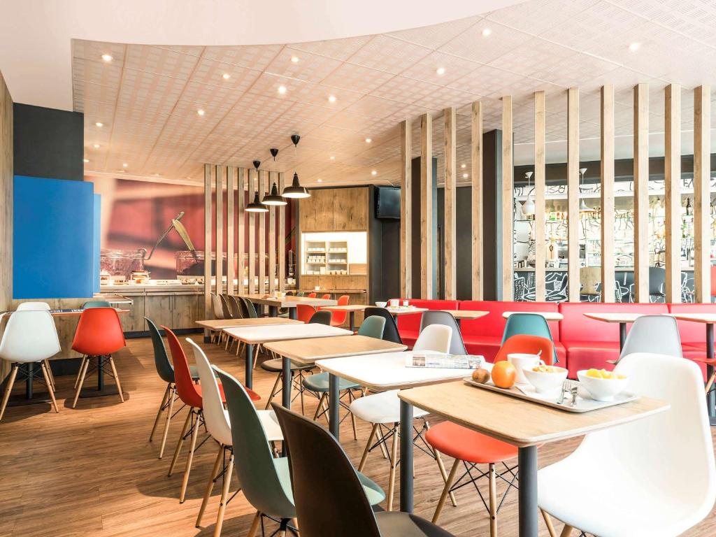 un restaurante con mesas y sillas y una cafetería en ibis Bordeaux Centre Bastide, en Burdeos