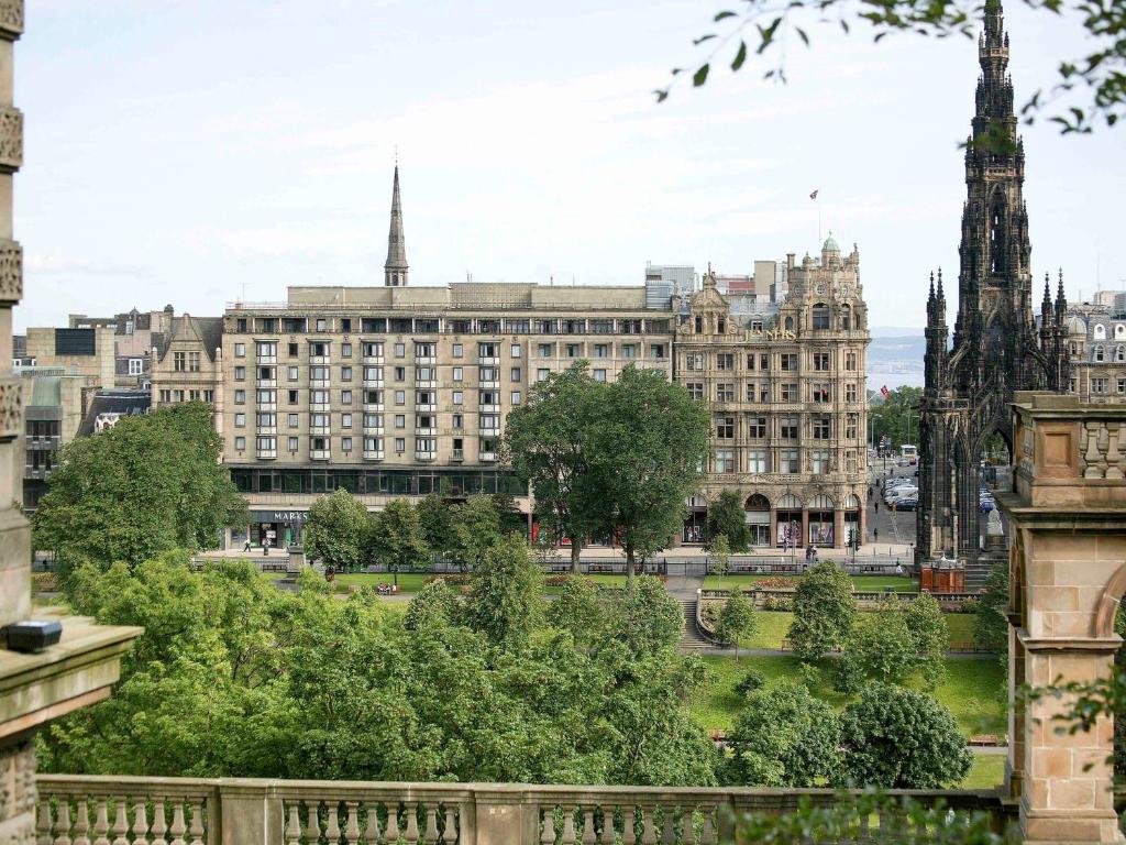 愛丁堡的住宿－愛丁堡王子街美居酒店，从大楼的阳台上可以欣赏到大教堂宫殿的景色
