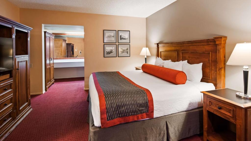 Postel nebo postele na pokoji v ubytování Best Western Plus King's Inn and Suites