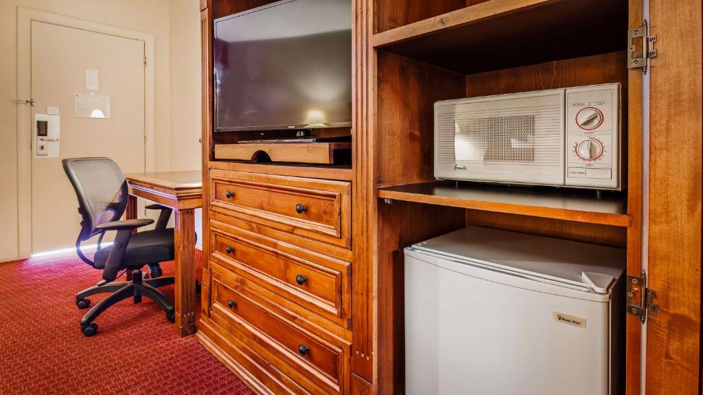 Kuchyň nebo kuchyňský kout v ubytování Best Western Plus King's Inn and Suites