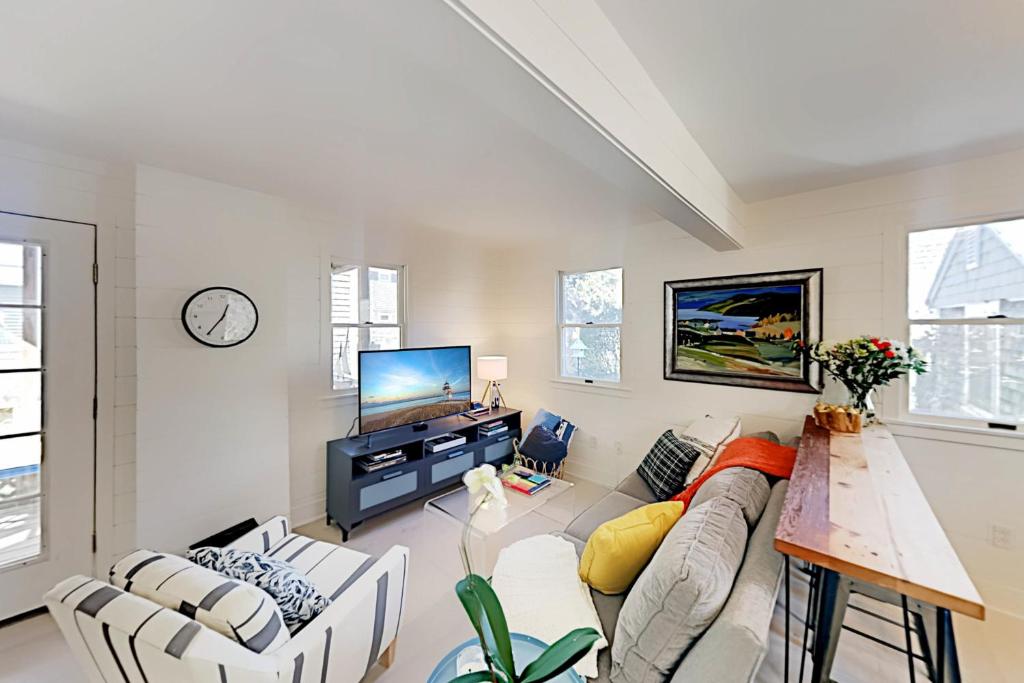 uma sala de estar com um sofá e uma televisão em Long Pier Lodge em Provincetown