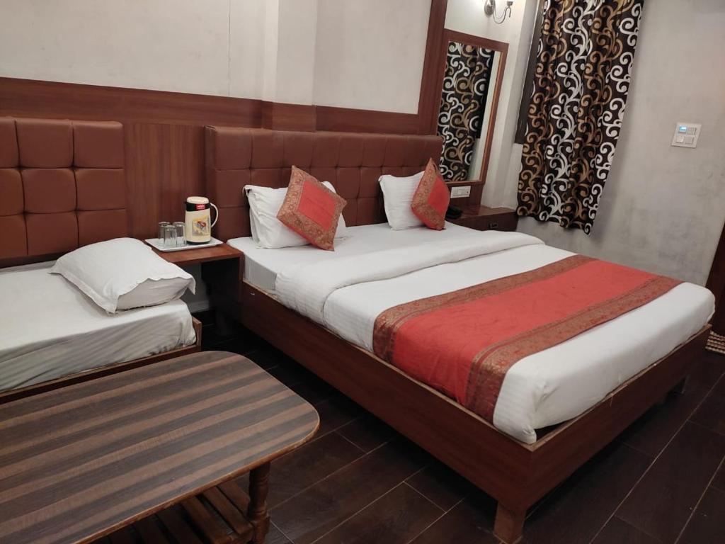 Postel nebo postele na pokoji v ubytování Hotel Ashoka Ganages