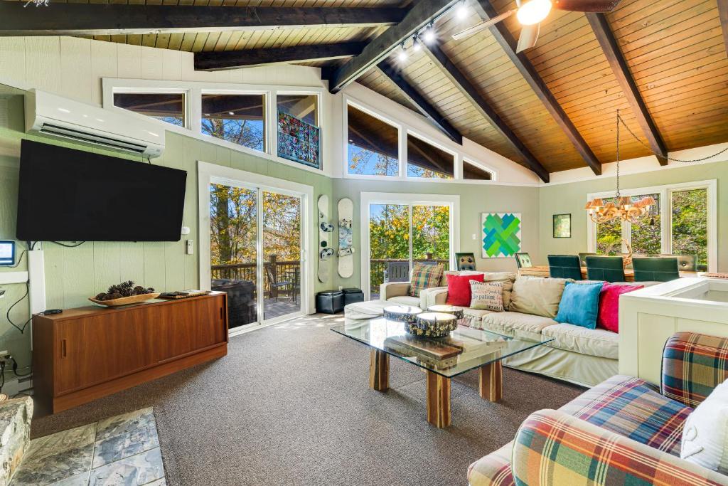 a living room with a couch and a tv at Sugar High in Sugar Mountain