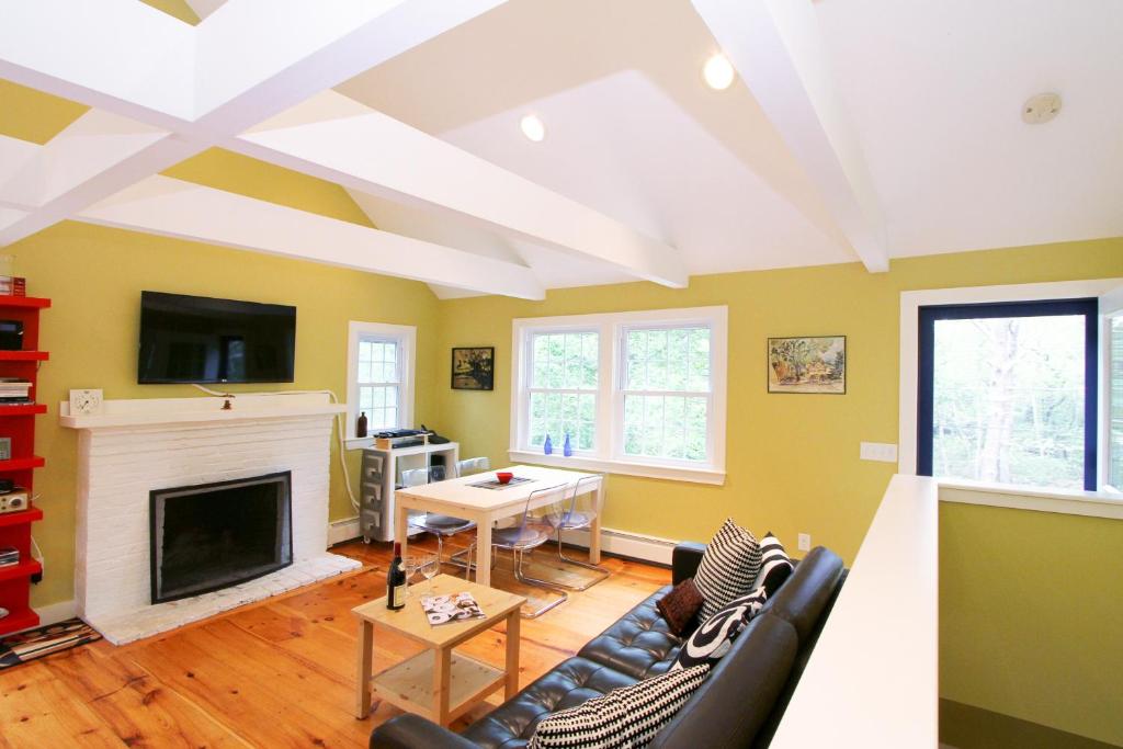 sala de estar con chimenea y TV en Trailview Manor, en Wellfleet