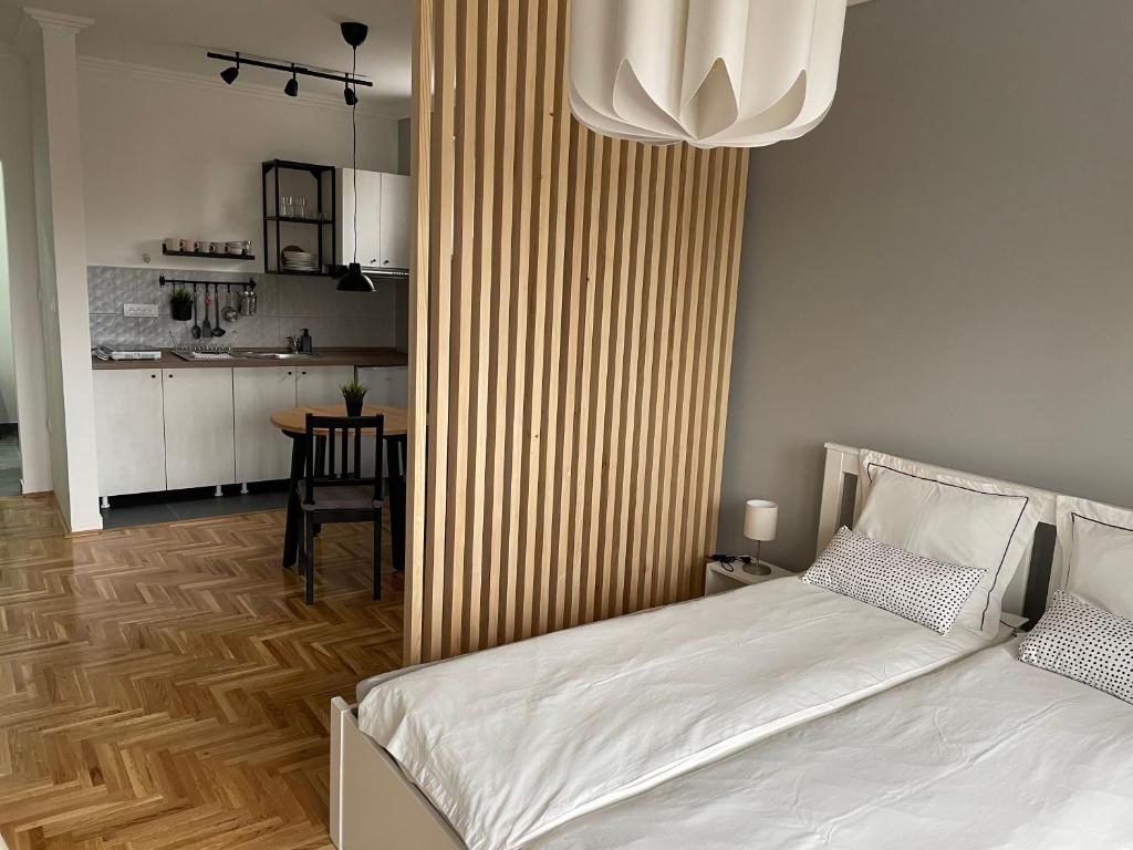 En eller flere senger på et rom på Apartmani Sombor
