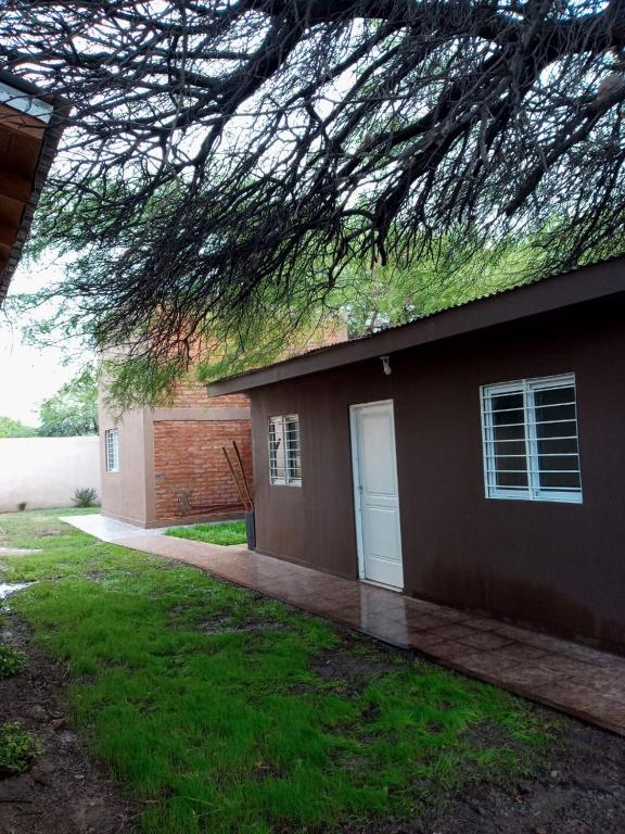 卡塔马卡Departamento Chacabuco的一座带车库的绿色屋顶房子