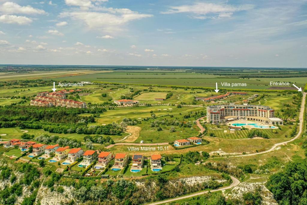 - une vue aérienne sur un complexe avec un parc dans l'établissement Lighthouse Luxe Estate Apart & Villas, à Balchik