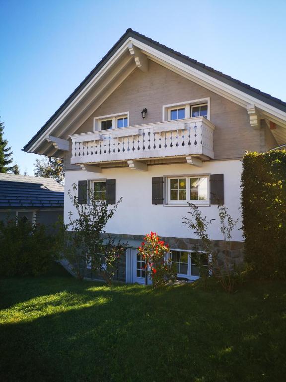 a white house with a balcony on top of it at Ferienwohnung Hofmeier in Hinterzarten