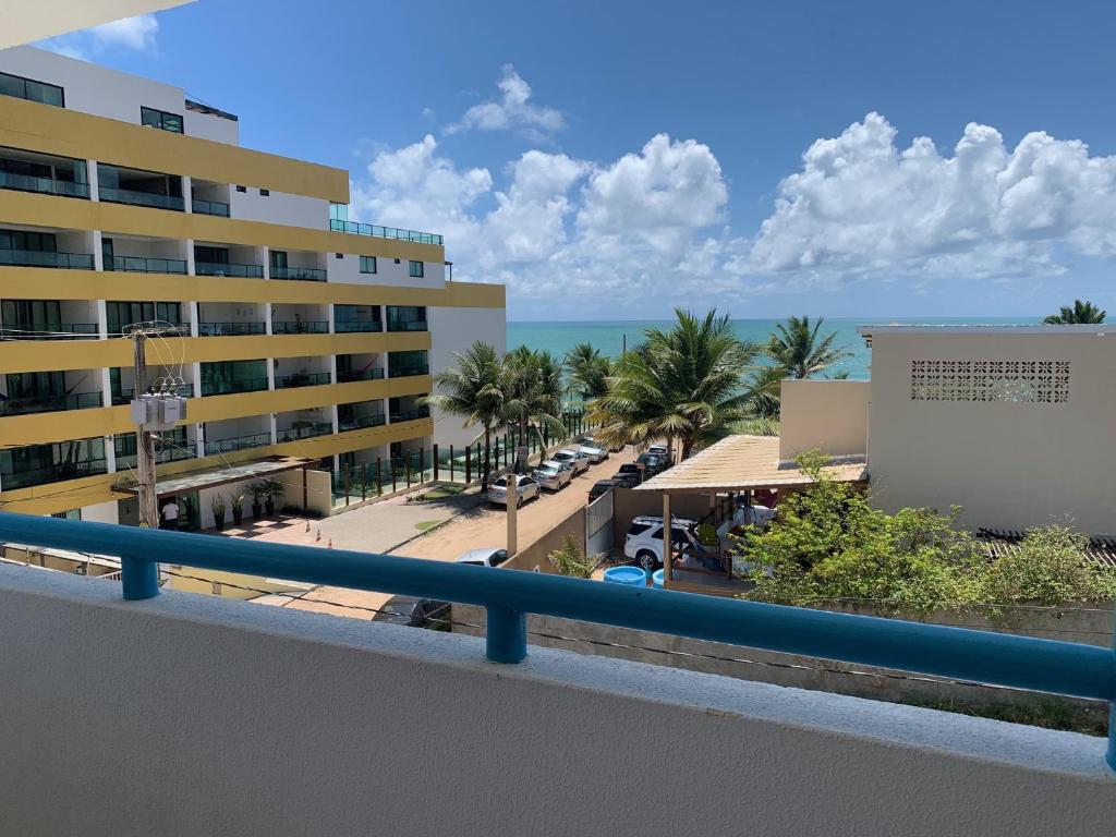 vistas al océano desde el balcón de un edificio en Casa em FRENTE À PRAIA, ao lado do Nord Hotel - Tabatinga, en Conde