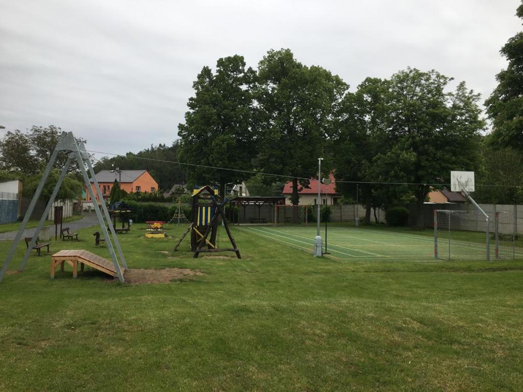 an empty park with a tennis court and a tennis court at Malé útulné studio s koupelnou a kuchyňkou in Svinařov