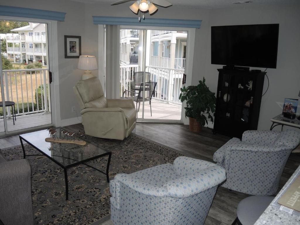 卡拉巴許的住宿－308M condo，客厅配有椅子、电视和沙发