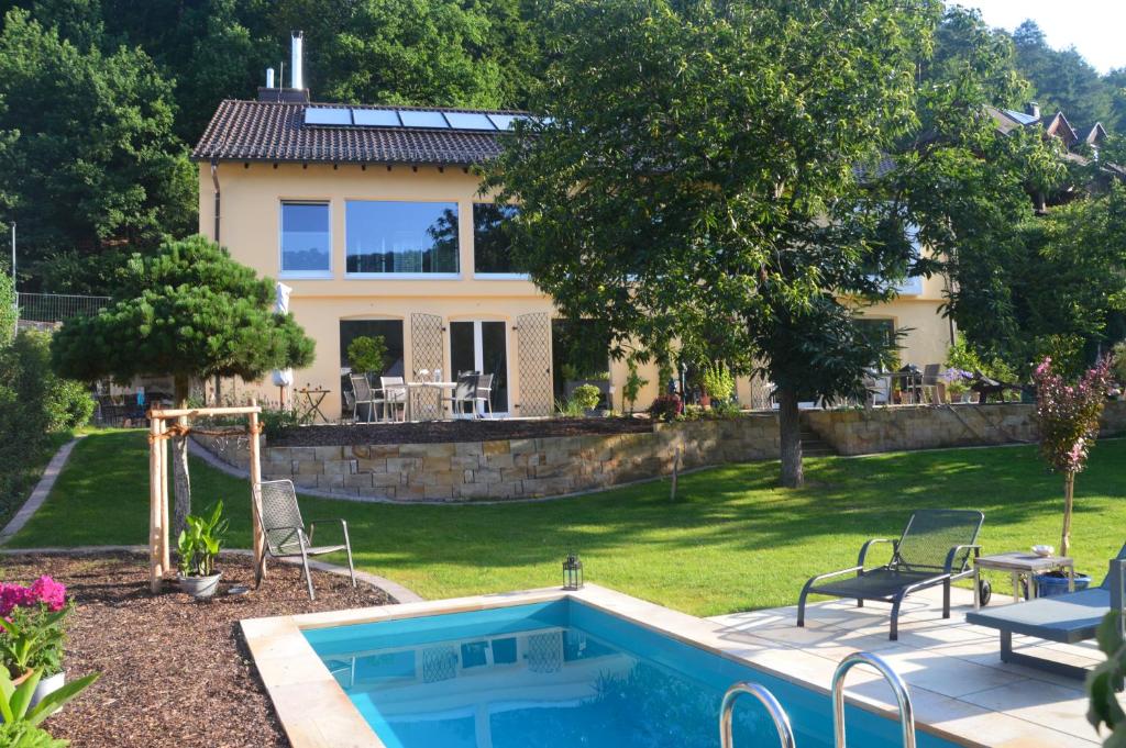 uma casa com piscina no quintal em Annettes Pfalz em Hinterweidenthal
