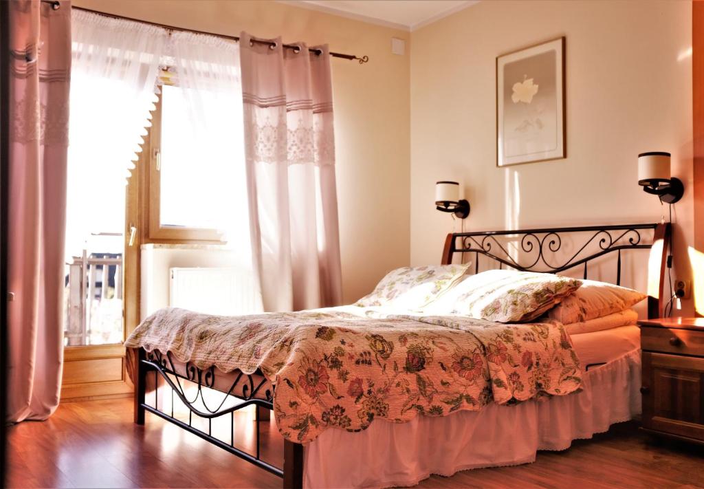 1 dormitorio con cama y ventana en Gościniec u Obrochtów, en Zakopane