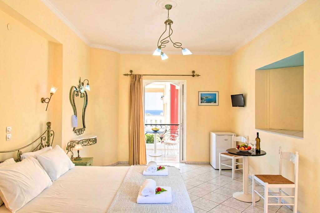 Postel nebo postele na pokoji v ubytování Palladion Hotel