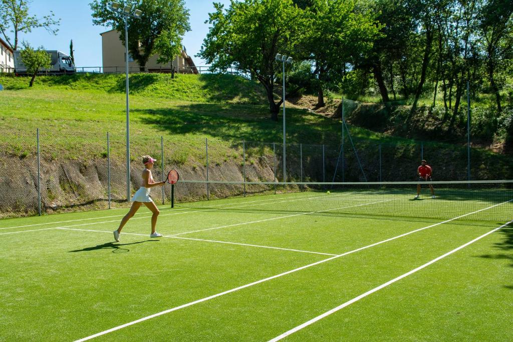 Tenis a/nebo squash v ubytování Resort 37 nebo okolí