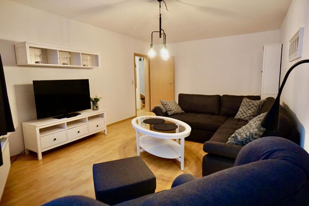 sala de estar con sofá y TV de pantalla plana en Ferienwohnung Badstaven en Wismar