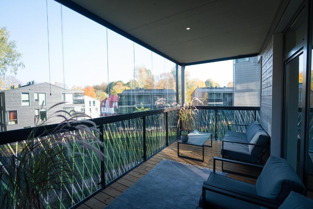 einen Balkon mit 2 Stühlen und Stadtblick in der Unterkunft ÖÖ Street Luxury Apartment with Terrace in Tartu