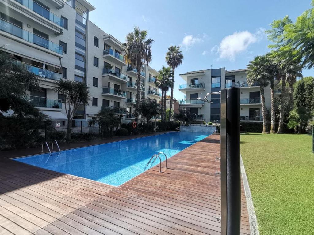 Precioso apartamento 4 habitaciones con piscina y gym في يوريت دي مار: مسبح امام عمارة سكنية