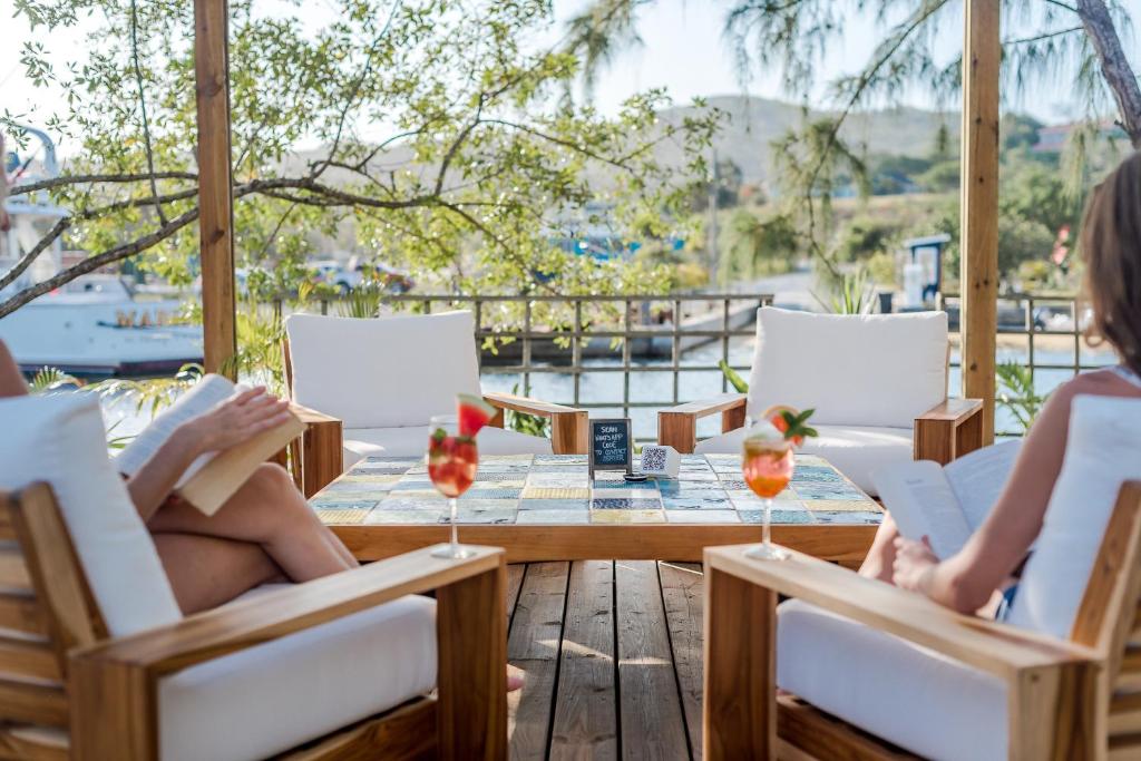 Nápoje v ubytování Barefoot Cay Resort
